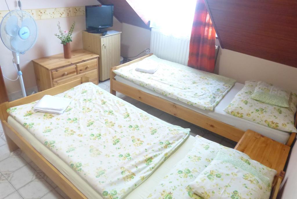 Familia Panzio Hotel Pannonhalma Room photo