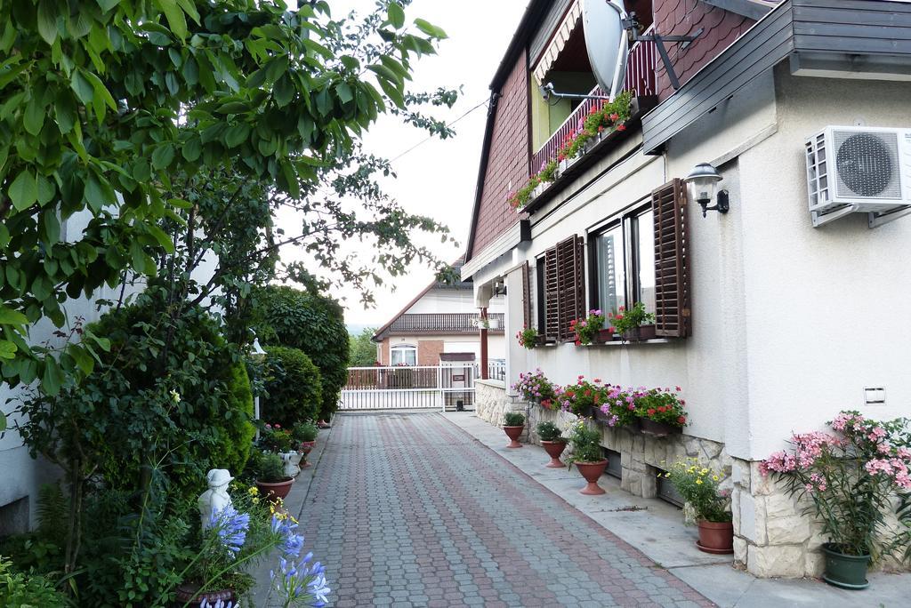 Familia Panzio Hotel Pannonhalma Exterior photo
