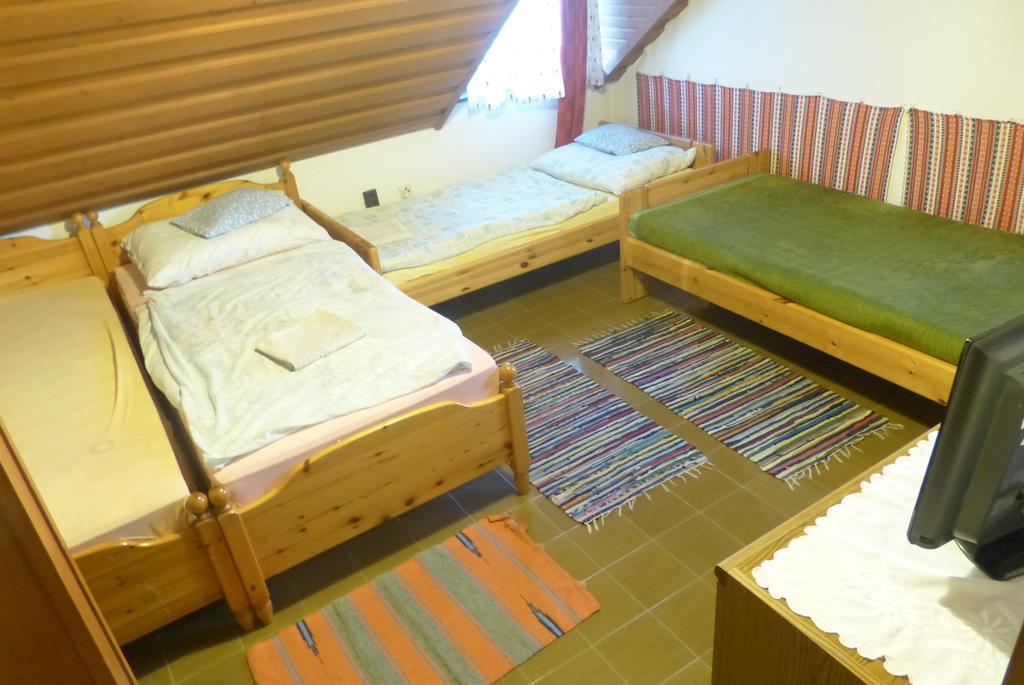 Familia Panzio Hotel Pannonhalma Room photo